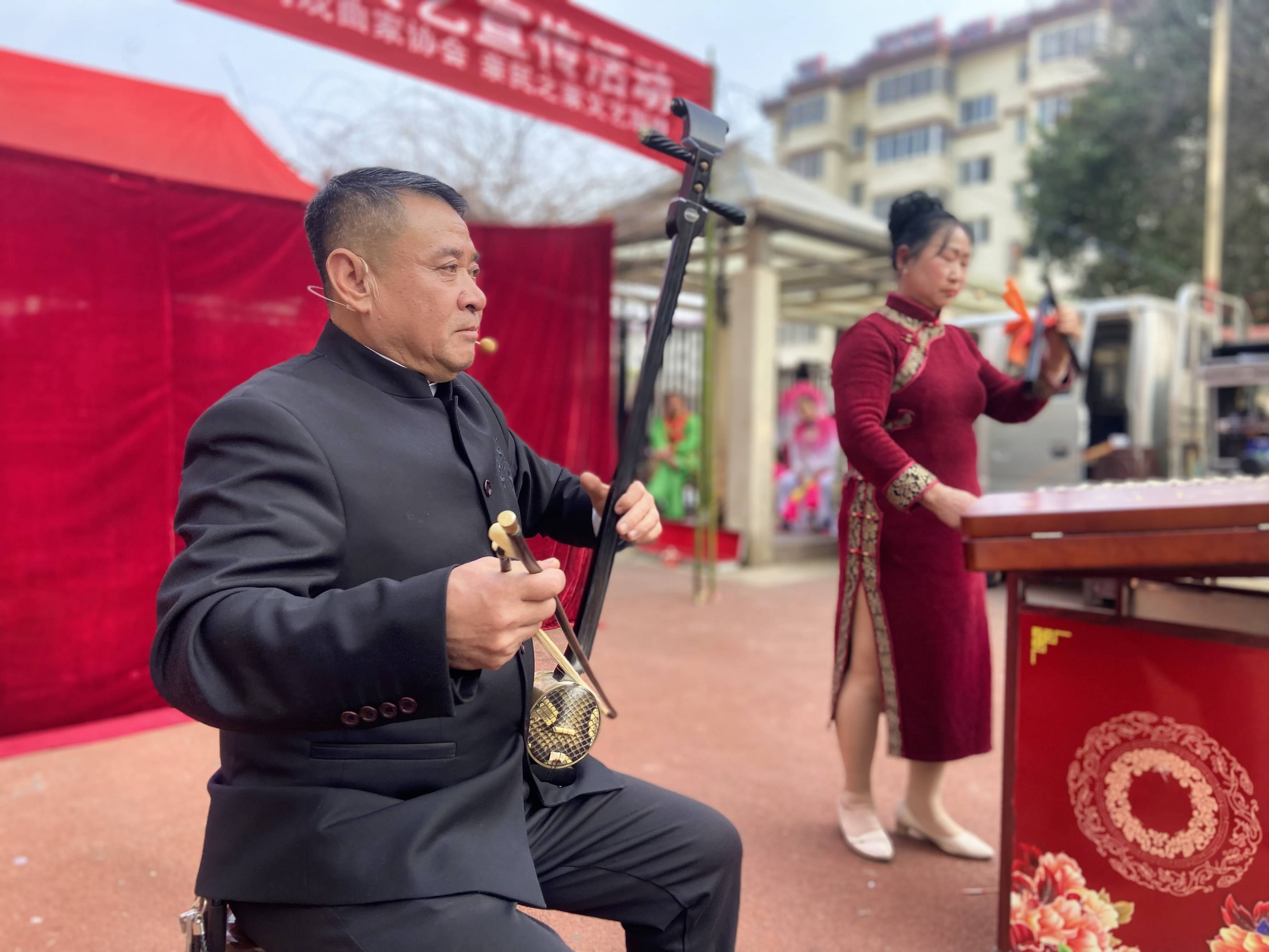 比赛中球员们的精湛技艺赢得了观众们的掌声