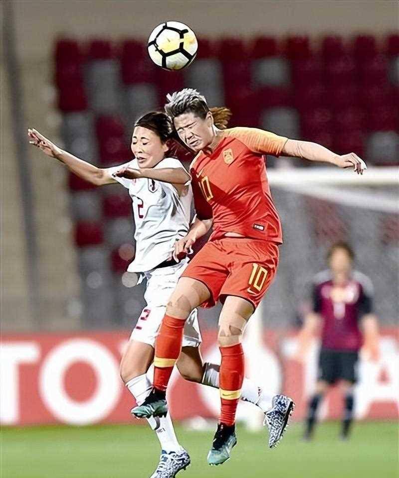 精湛技艺展示：女足选手实力强劲，轻松战胜对手