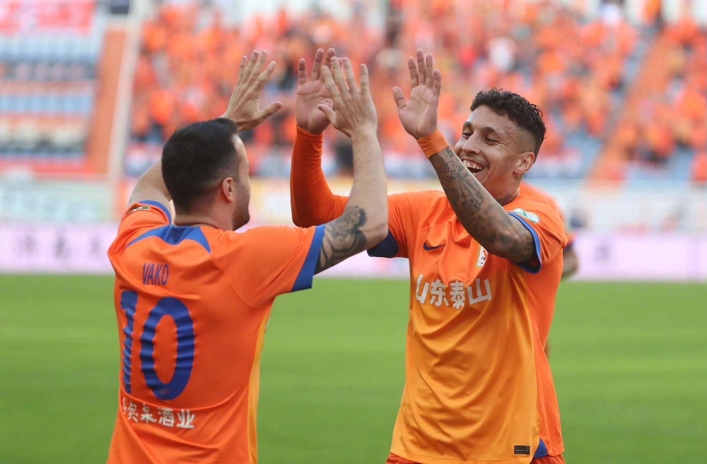 较量激烈！球队险胜对手，喜获胜利