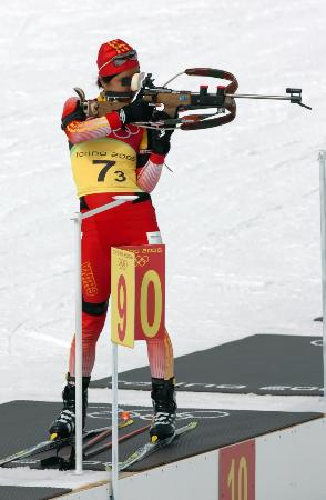 加拿大代表团在射击比赛中夺得银牌,表现优异 加拿大代表团在射击比赛中夺得银牌,表现优异