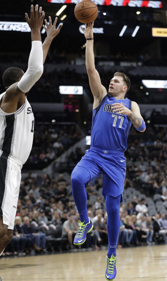 易胜博体育-灵魂之战：独行侠对决马刺，敢问谁与争锋？