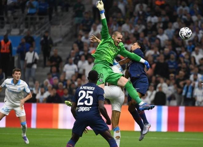 马赛取胜,球队结束连败沉浸在喜悦之中 马赛取胜,球队结束连败沉浸在喜悦之中